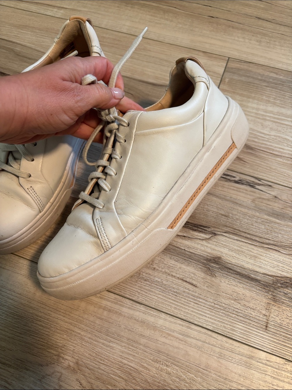 Clarks Cream White Leather Low-Top Sneakers - Picture 4 of 7